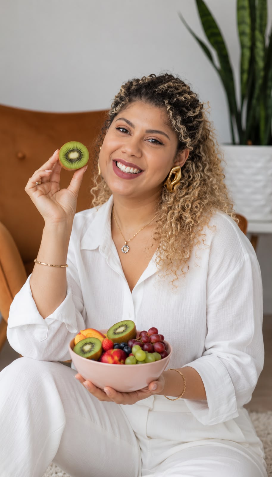 Sara Santos, nutricionista, sorrindo com uma tigela de frutas